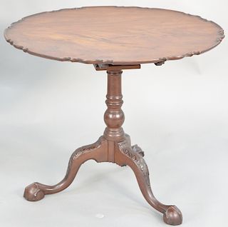 Chippendale mahogany table, having large pie crust top on turned shaft set on tripod base with scroll carved knees ending in ball and claw feet. heigh