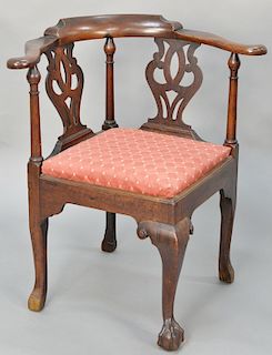 George II mahogany corner chair, having pierced carved splats, and front cabriole leg, ending in claw and ball foot. seat height 16 3/4 inches, height