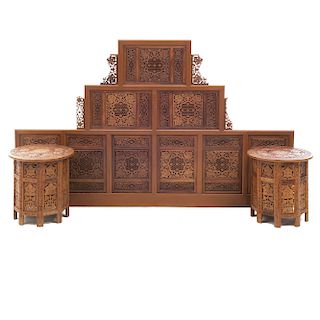 Cabecera matrimonial y par de mesas laterales. SXX Diseño calado. En madera. Con aplicaciones de pasta y marquetería. 49 x 46cm (mesas)