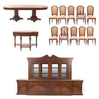Comedor. Siglo XX. En talla de madera. Consta de: Mesa, vitrina, mesa consola, 8 sillas y 2 sillones. 226 x 381 x 57 cm.
