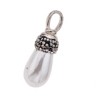 Pendiente con perla y espinelas en metal base. Peso:  7.6 g. Pendiente en plata .925 con tres perlas cultivadas color blanco de...