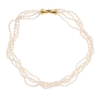Collar de 4 hilos de perlas cultivadas. Broche en oro amarillo de 14k. Peso: 34.8 g.