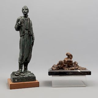 Lote de 2 esculturas. Consta de: Maboum "Mar sobre la arena" y Barque "El emigrante". Firmadas. En bronce. Una con certificado.
