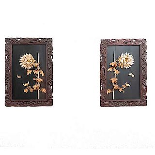 Lote de 2 paneles florales. Siglo XX. En talla de madera y hueso. Dimensiones: 45 x 28 cm.