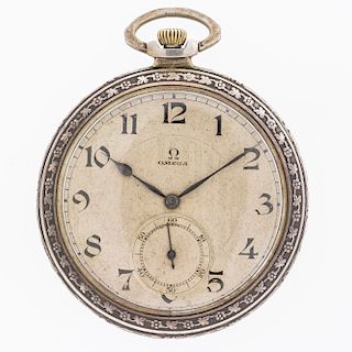 Reloj de bolsillo Omega en plata .900. Movimiento manual. Caja circular de 47 mm en plata .900. Carátula color beige.