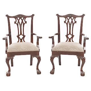 Par de sillones SXX. En talla de madera. Marca Chippendale. Con respaldos semiabiertos y asientos acojinados en tapicería color beige.