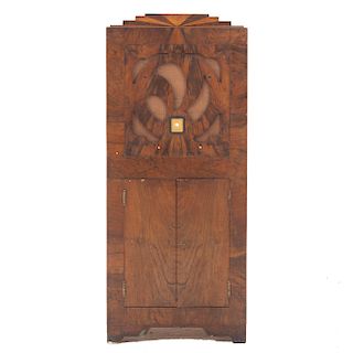 Mueble para radio. SXX. En talla de madera enchapada. Con 2 puertas abatibles y soportes lisos. 106 x 45 x 33 cm.