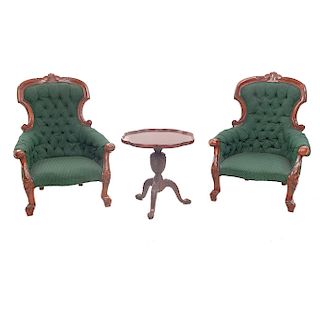 Par de sillones y mesa auxiliar. SXX. En talla de madera. Sillones con respaldos cerrados y asientos en tapicería.  60 x 59 cm. (mesa)