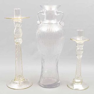Jarrón y par de candeleros. Siglo XX. Elaborados en vidrio, 2 en vidrio soplado. Candeleros para una luz. 50 x 18 cm. Ø (mayor)