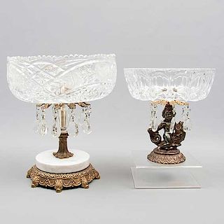 Lote de 2 centros de mesa. Origen europeo. SXX. En bronce y cristal. Uno con base de mármol blanco jaspeado. 29 x 24 cm. Ø (mayor)