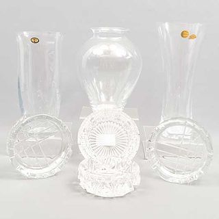 Lote de 7 piezas. Origen europeo. SXX. En cristal, 3 de Bohemia. 2 marca Cristalex y Rona. Consta de: jarrón, 2 floreros y 3 ceniceros.