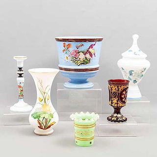 Lote de 6 piezas. Siglo XX. Diferentes diseños. En cristal. Consta de: florero, jarrón, candelero, tibor, copa y vaso decorativo.