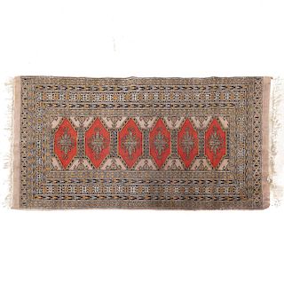 Alfombra. Siglo XX. Estilo Boukhara. Elaborada en fibras de lana y algodón. Decorada con elementos geométricos. 124 x 82 cm.
