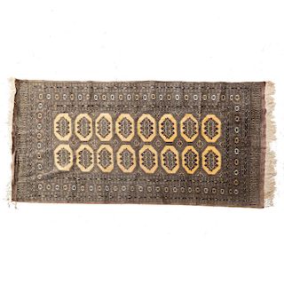 Alfombra. Pakistán. SXX. Estilo Boukhara. Anudada a mano en fibras de lana. Decorada con elementos geométricos.190 x 126 cm.