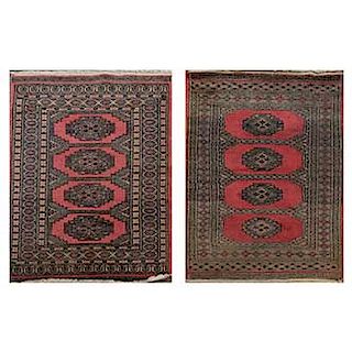 Lote de 2 tapetes. Pakistán. Siglo XX. Estilo Boukhara. Elaboradas en fibras de lana. Decorados con elementos geométricos. 114 x 77 cm.