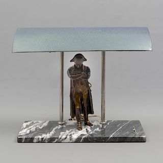 Lámpara de mesa. SXX. En metal. Electrificada para una luz. Pantalla de metal y base de mármol. Con escultura de Napoleón Bonaparte.