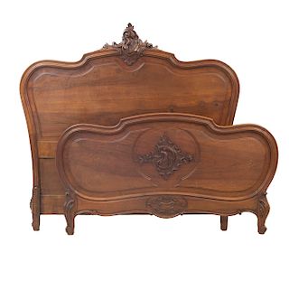 Cama matrimonial. Francia. Siglo XX. Estilo Luis XV. En talla de madera de nogal. Con cabecera, piecera y 2 largueros.