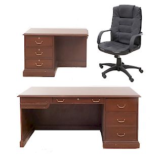 Escritorio, mesa lateral y sillón ejecutivo. SXX. En talla de madera, metal plateado y material sintético. 75 x 164 x 76 cm. (mayor)