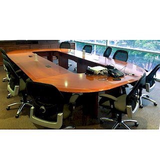 Mesa de juntas con 10 sillones ejecutivos. Siglo XX. Elaborados material sintético y metal plateado. 75 x 430 x 240 cm.