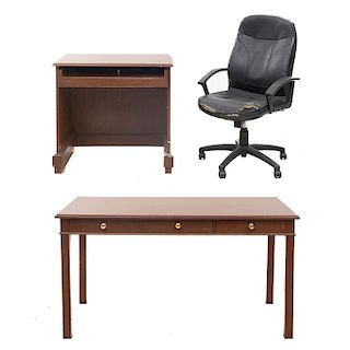 Escritorio, mueble para computadora y sillón ejecutivo. Siglo XX. En talla de madera y material sintético. 75 x 140 x 70 cm. (mayor)