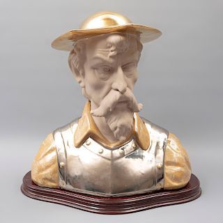 Busto de Don Quijote. Marca Nadal. España. Siglo XX. Elaborado en porcelana. Acabado brillante y gres. Con base. 41 x 36 x 23 cm.