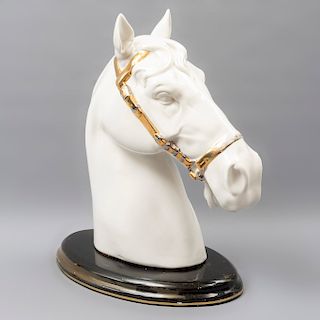 Cabeza de caballo. Marca Nadal. España. Siglo XX. Elaborado en porcelana. Acabado brillante. 1797/2000. Con base. 40 x 14 x 34 cm.