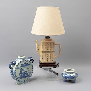 Lote de 3 piezas. Origen oriental. SXX. En cerámica. Consta de: Lámpara de mesa. Electrificada para una luz y jarrón e incensario.