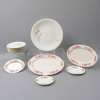 Lote de 12 platos y platones. Alemania. Siglo XX. Elaborados en porcelana, algunos de Bavaria. Algunos marca Heinrich & Co.