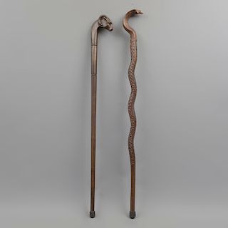 Lote de 2 bastones. Siglo XX. En talla de madera. Uno con empuñadura y fuste zoomorfo a manera de serpiente y otro de carnero.
