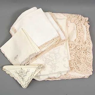 Lote de manteles y servilletas. México. Siglo XX. Elaborados en diferentes tipos de tela. Consta de: 2 manteles y 30 servilletas.
