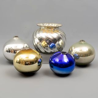 Lote de esferas y jarrón. Siglo XX. En vidrio soplado. Diferentes colores y diseños. Consta de: 4 esferas y jarrón. 17 x 19 cm. Ø