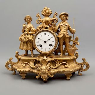 Reloj de chimenea. Origen europeo. SXX. En bronce con esmalte dorado. Mecanismo de cuerda y péndulo. 30 x 36 x 13 cm.