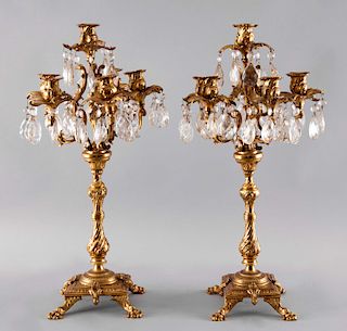 Par de candelabros. Origen europeo,SXX. Fundiciones en bronce dorado con almendrones de cristal facetado. Para 6 velas c/u.Pz:2