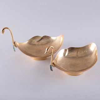 Par de botaneros. México, siglo XX. Elaborados en metal dorado. Diseño de cisnes. 15 x 22 cm. Piezas: 2