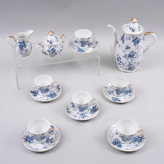 Juego de té. Japón, siglo XX. Elaborado en porcelana Saji Fine China con filos en esmalte dorado. Para 6 servicios. Pz: 15