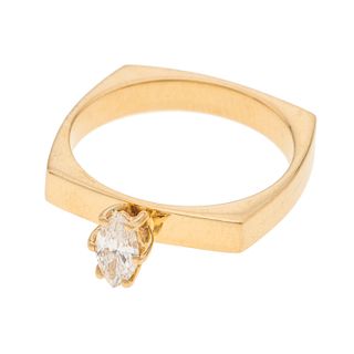 Anillo con un diamante en oro amarillo de 18k de la firma Piaget. 1 diamante corte marquís. 0.24ct. Talla: 6. Peso: 4.5 g.