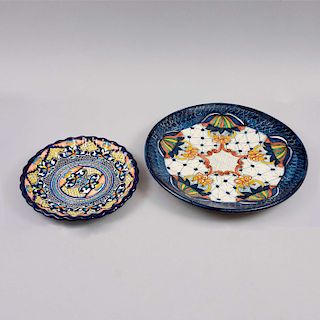Par de platones. Puebla, México, siglo XX. Elaborados en cerámica vidriada policromada. Decoradas con elementos orgánicos.Pz:2