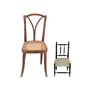 Par de sillas para muñecas. México, siglo XIX. En madera, una con asiento de bejuco y la otra con cojín bordado. Piezas: 2