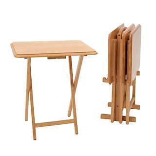 Juego de mesas plegables. Siglo XX. Elaboradas en madera. Cubiertas rectangulares escalonadas y soportes lisos. Piezas: 5