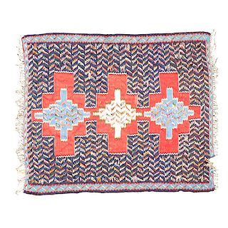 Tapete. Siglo XX. Estilo Kilim. Anudado a mano en fibras de lana. Decorado con motivos geométricos centrales en color rojo.