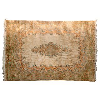 Tapete. Persia, siglo XX. Estilo Imperial. Anudado a mano con fibras de lana y algodón sobre fondo beige.