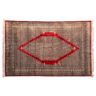 Tapete. Persia, siglo XX. Elaborado en fibras de lana con nudo turco. Decorado con motivos geométricos y florales.