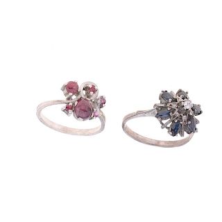 Dos anillos vintage con rubíes, zafiros y diamantes en plata paladio. 6 zafiros corte marquís. 6 rubíes corte cabujón y redondo....