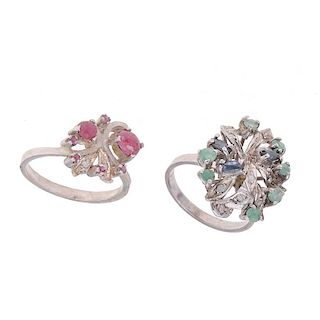 Dos anillos vintage con rubíes, esmeraldas, zafiros y diamantes en plata paladio. 7 esmeraldas corte redondo. 3 zafiros corte ma...