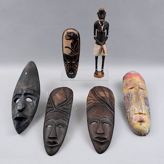 Colección de máscaras. Origen africano, siglo XX. Tallas en madera de diferentes etnias y una escultura de personaje femenina.Pz:6