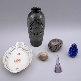 Lote mixto de artículos decorativos. México, Alemania, otros, siglo XX. Elaborados en porcelana blanca Schwarzenhammer, otros.Pz: 6