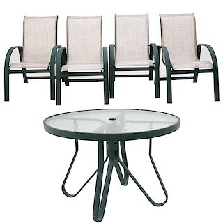 Antecomedor para exterior. SXX. Consta de: Mesa. Estructura de metal laqueado verde con cubierta de vidrio y sillones.Pz: 5