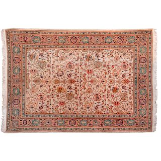 Tapete. Persia, siglo XX. Elaborado en fibras de lana y algodón sobre fondo beige. Decorado con motivos florales y orgánicos.