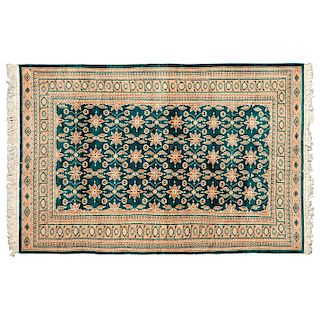 Tapete. Persia, Sarough Sherkat Faish, siglo XX. Anudado a mano con fibras de lana y algodón. Decorado con motivos orgánicos.