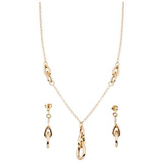 A yellow gold 14 K necklace and pair of earrings.